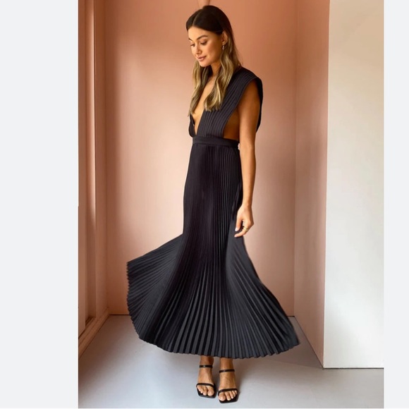 Fame and partners dress- black pleat v-neck with buttons - Picture 1 of 8